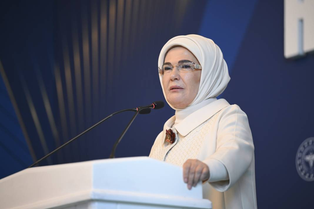 Emine Erdoğan İstanbul’da hemşire ve ebelerle bir araya geldi - Resim: 6